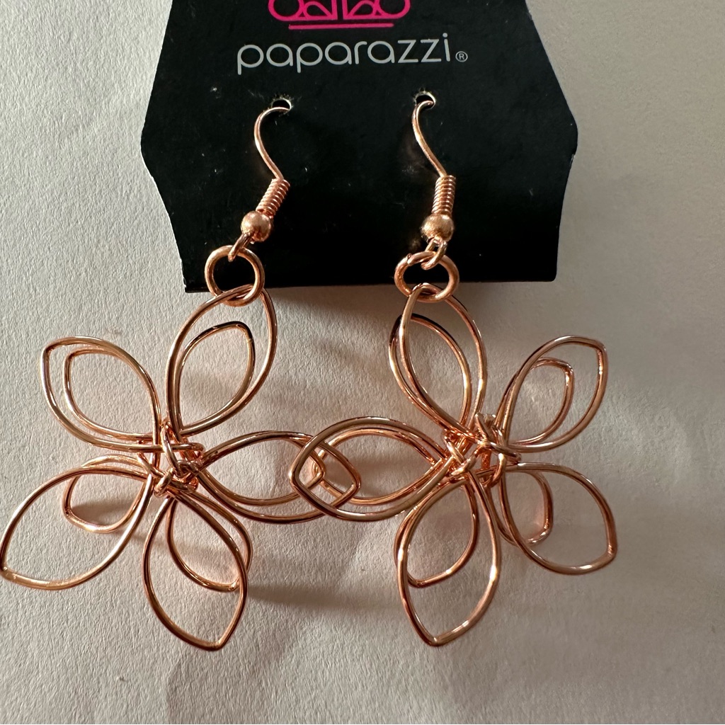 Rose Gold Tone Flower Garden Fashionista Flower Pair Of Earrings 8$